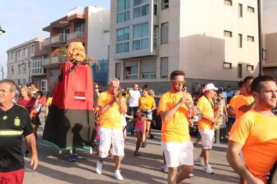 Un pasacalles anima a Melenara a vivir sus fiestas (Foto Briand Rodríguez)